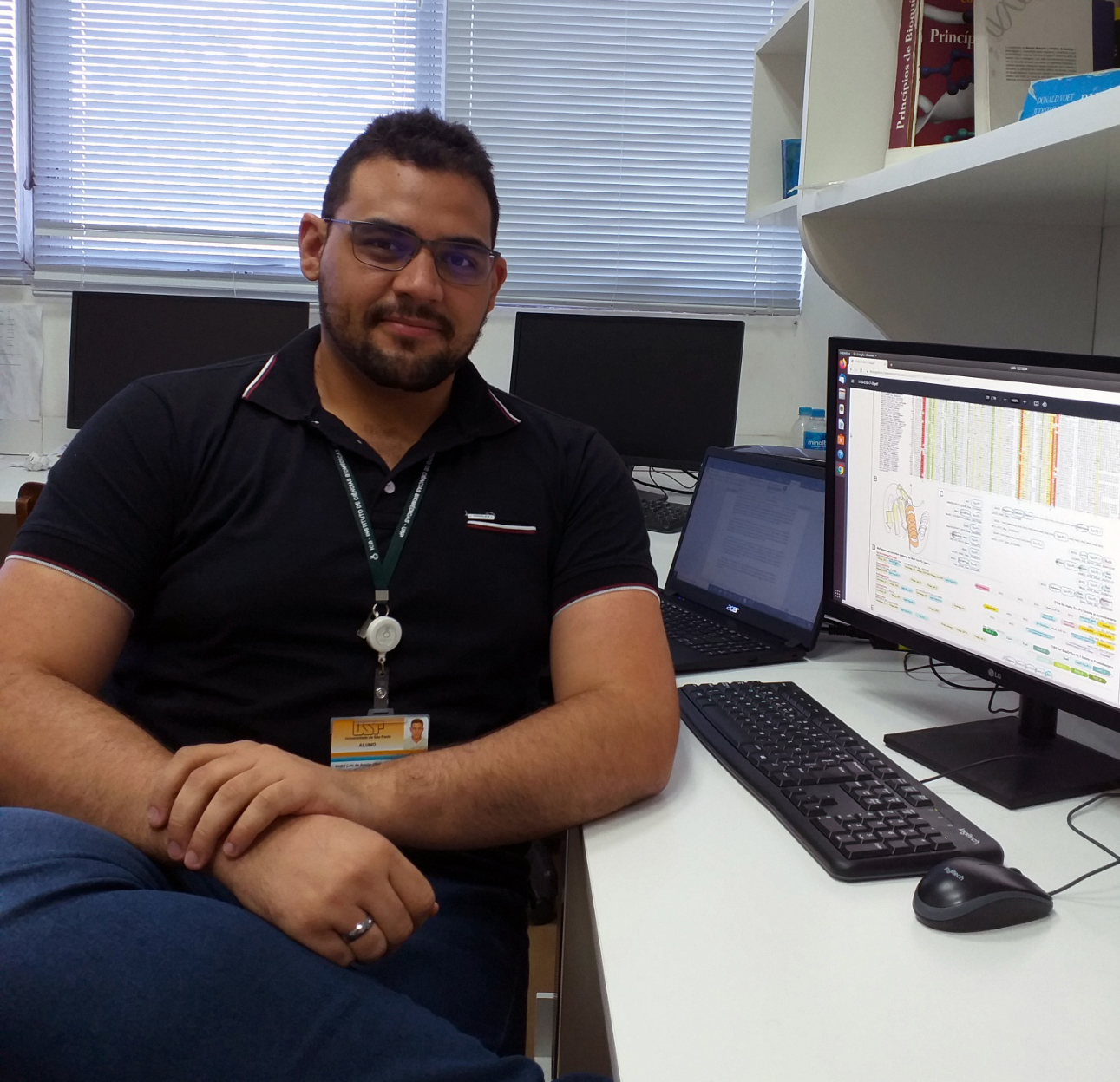 image of André Luiz in a bioinformatics laboratory